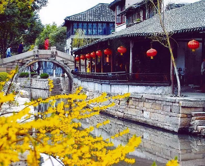 女生平时会经常跟男生分享自己的生活日常，但忙起来就很少找他。说明她喜欢他的吗？